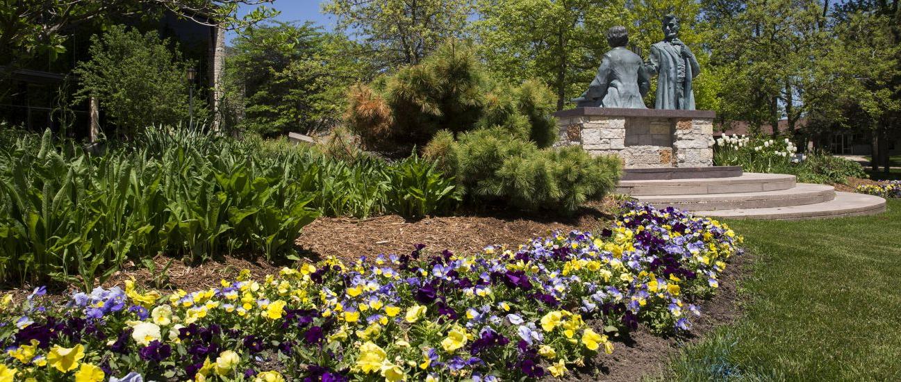 林肯-海斯的雕像，在春天有鲜花.